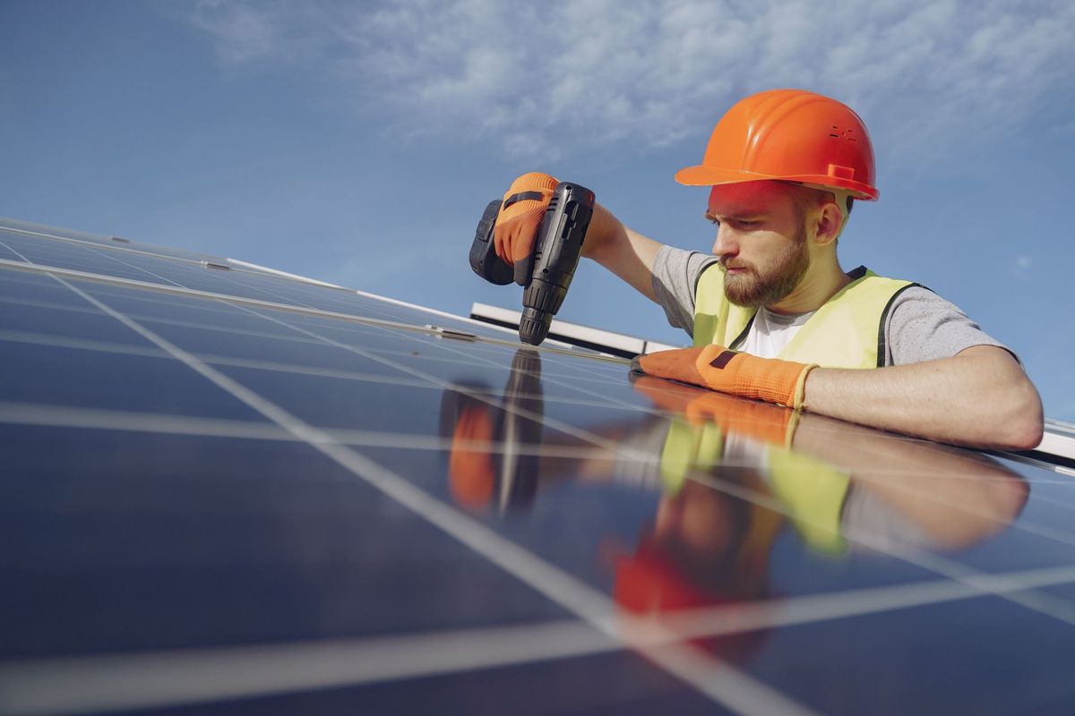 Elektricien monteert een zonnepaneel