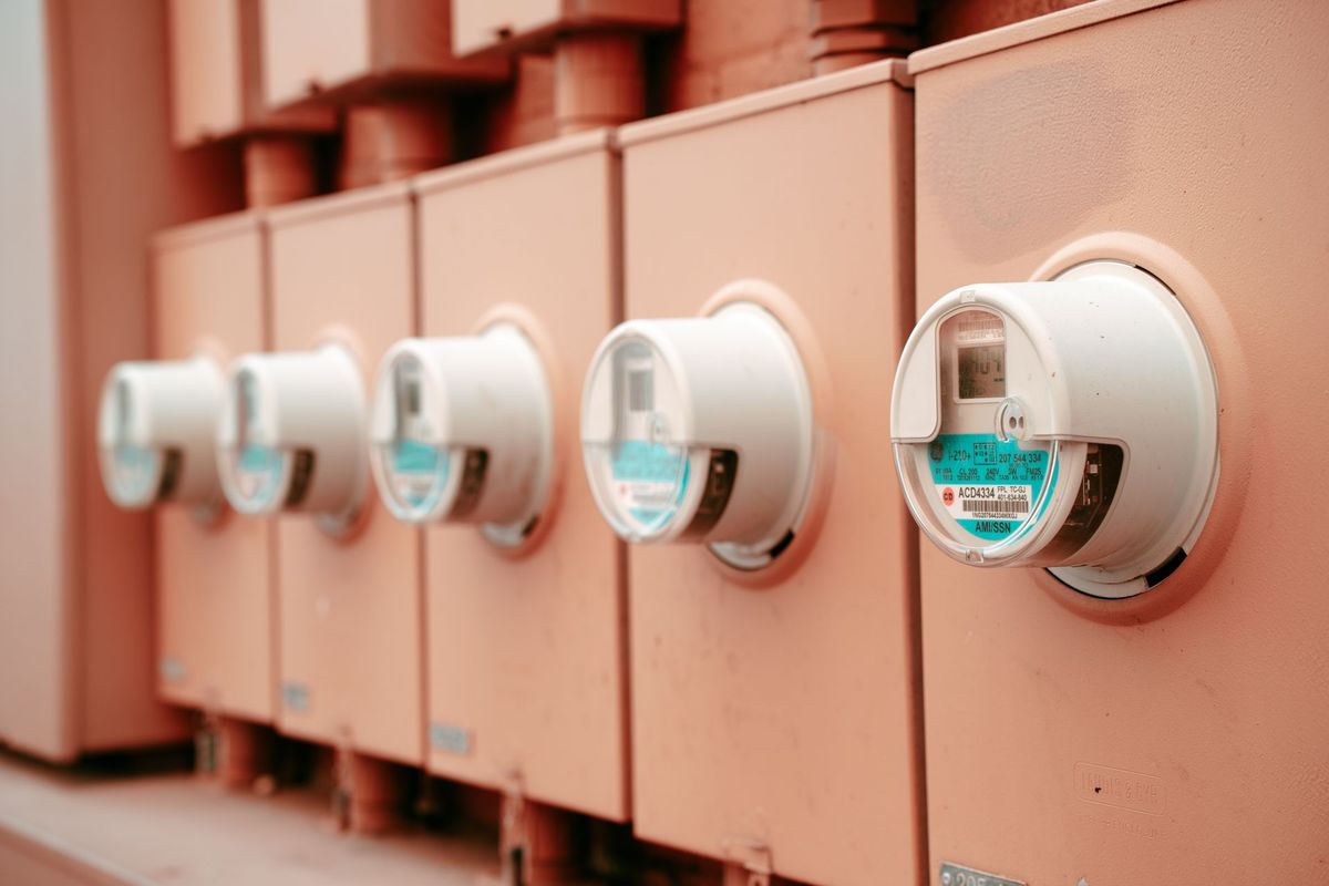 Rij elektriciteitsmeters aan een muur