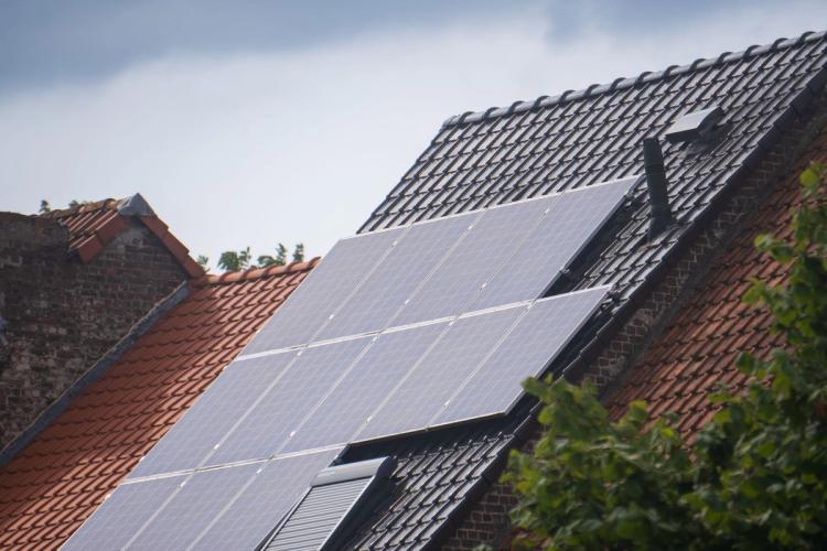 Zonnepanelen op een pannendak van een woning