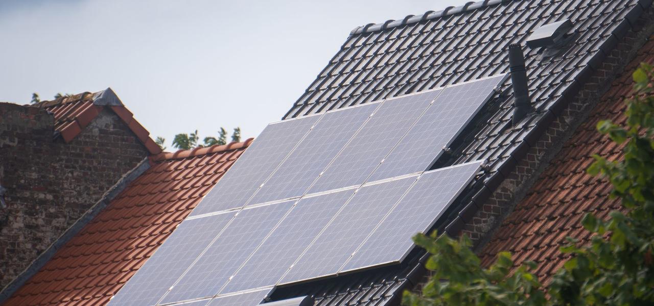 Zonnepanelen op een pannendak van een woning