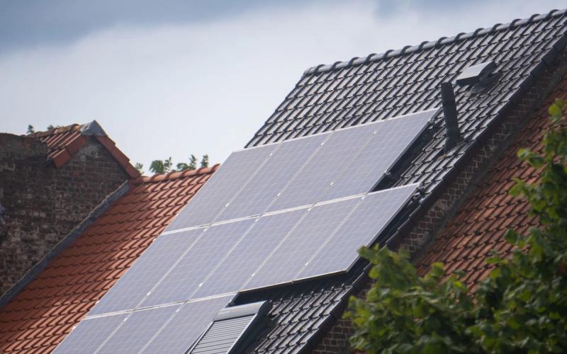 Zonnepanelen op een pannendak van een woning
