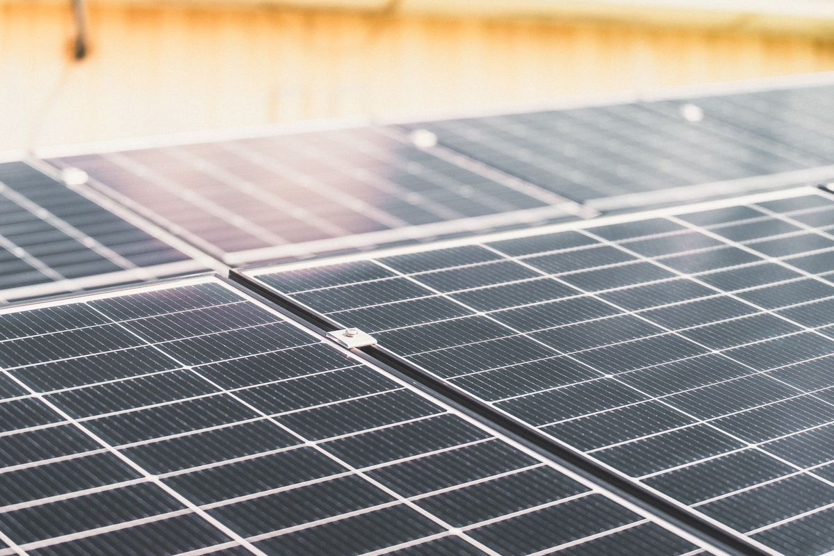 Close-up van zonnepanelen in de zon