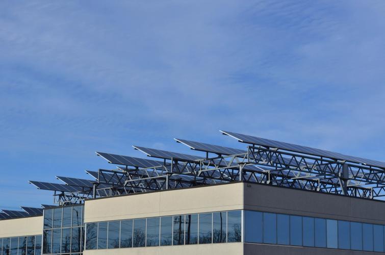Zonnepanelen op het dak van een groot gebouw