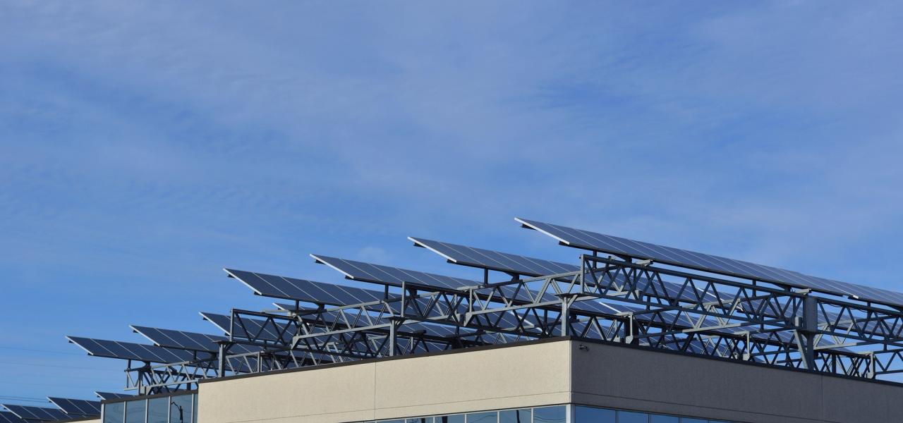 Zonnepanelen op het dak van een groot gebouw