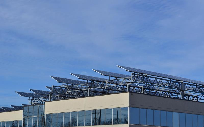 Zonnepanelen op het dak van een groot gebouw