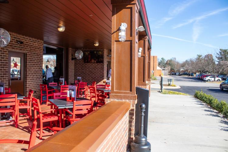 Outdoor patio seating at Drake's restaurant in Lexington, KY.