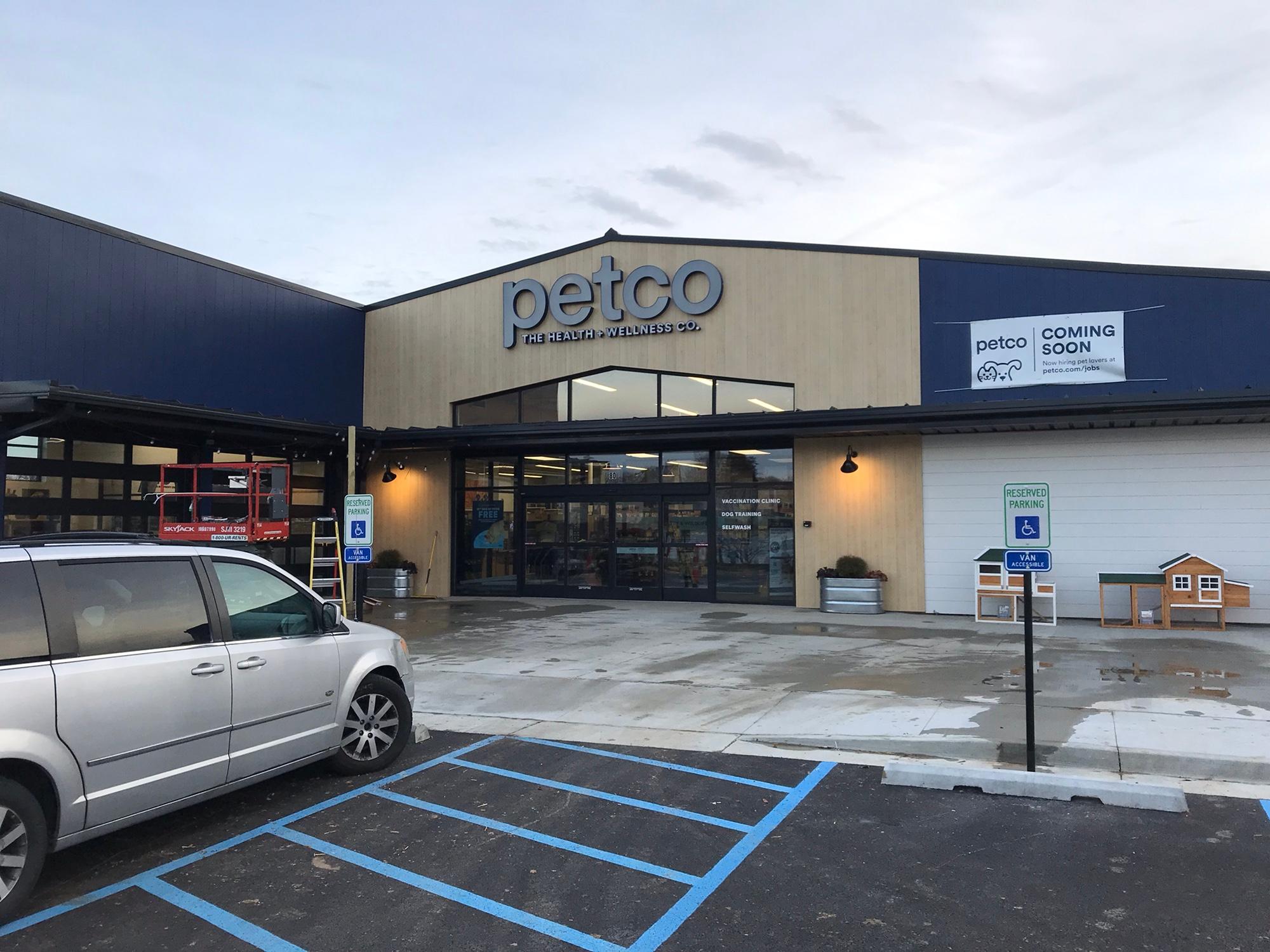 Exterior of Petco pet store in Mount Sterling, KY.