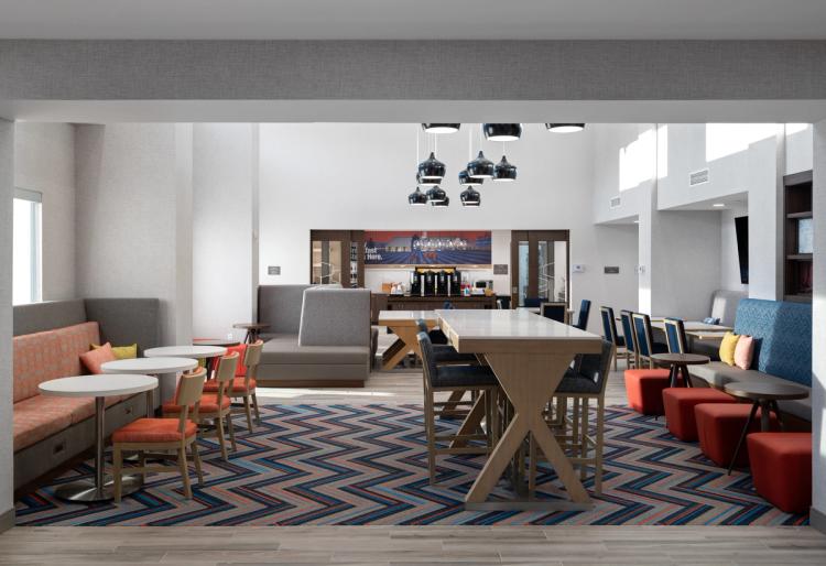 Sitting and dining area located in the lobby of the in Hampton Inn and Suites in Louisville, KY.