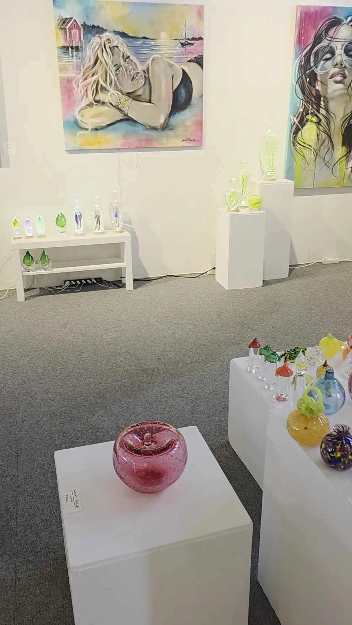 Installationsvy med måleri och glas, Ljus Färg Form på GALLERIett