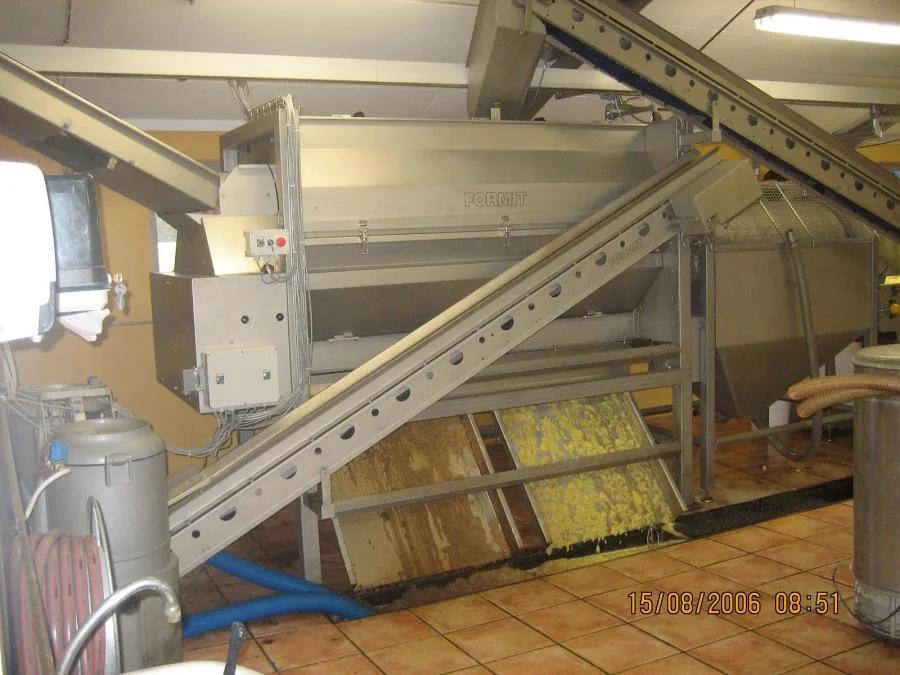 Zainstalowana obieraczka Combi 1000 z przenośnikiem skośnym i wannami produktu