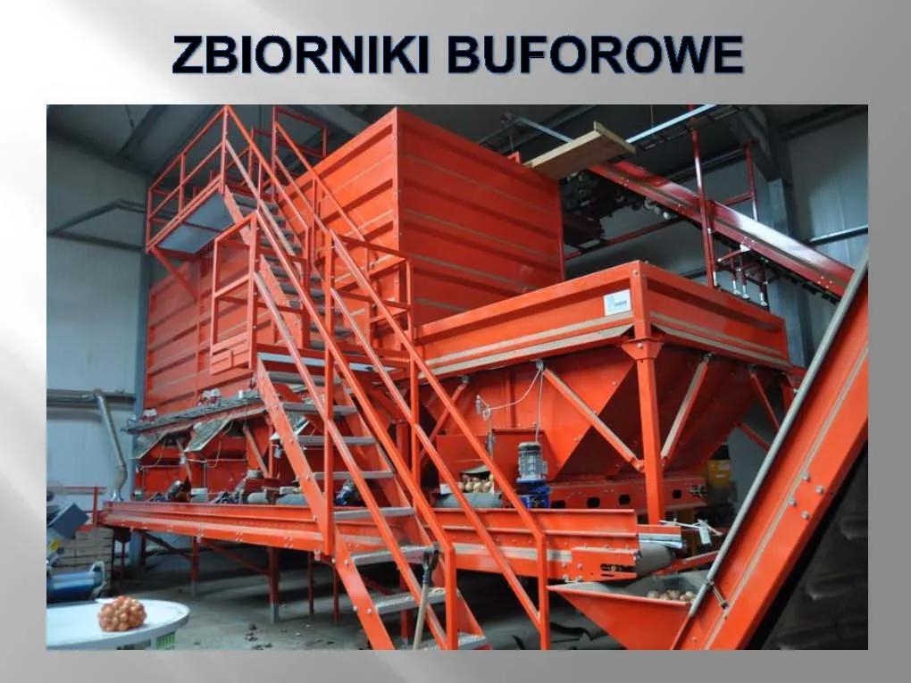 Zbiorniki buforowe – pomarańczowe zbiorniki z podestem i schodami
