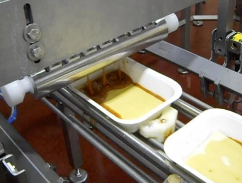 Tacki z lasagne na linii BS Parma pod belką dozującą sos