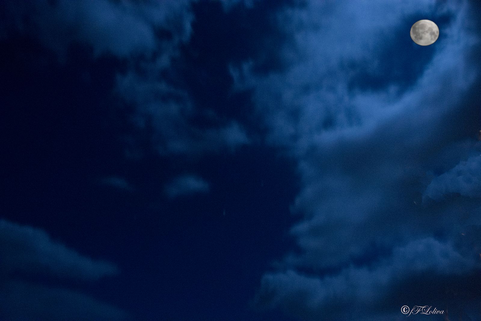 Luna piena tra le nuvole — fotografia 5 di Francesco Loliva
