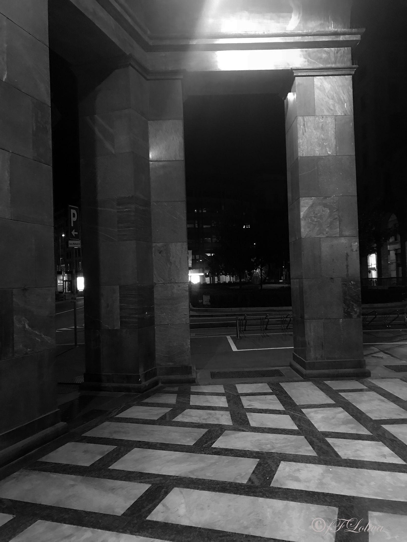 NATALE A MILANO TRA LUCI ED OMBRE — fotografia 10 di Francesco Loliva