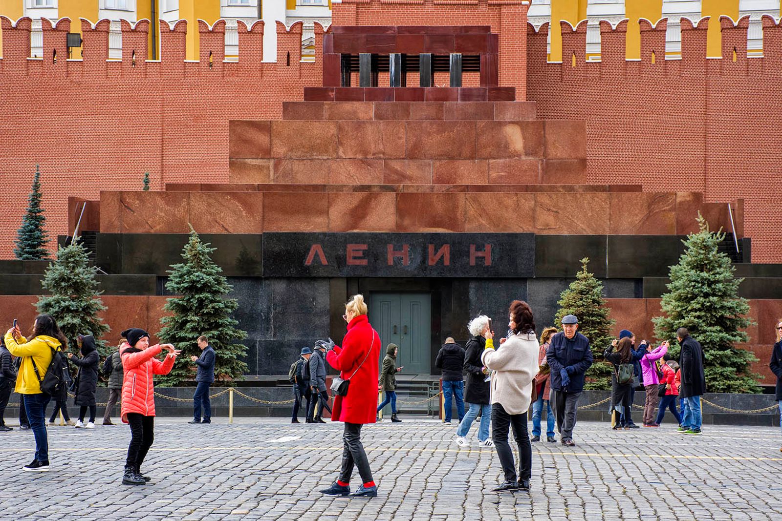 IL MAUSOLEO DI LENIN Il mausoleo di Lenin (in russo: Мавзолей Ленина?, Mavzolej Lenina) è un monumento funerario situato…