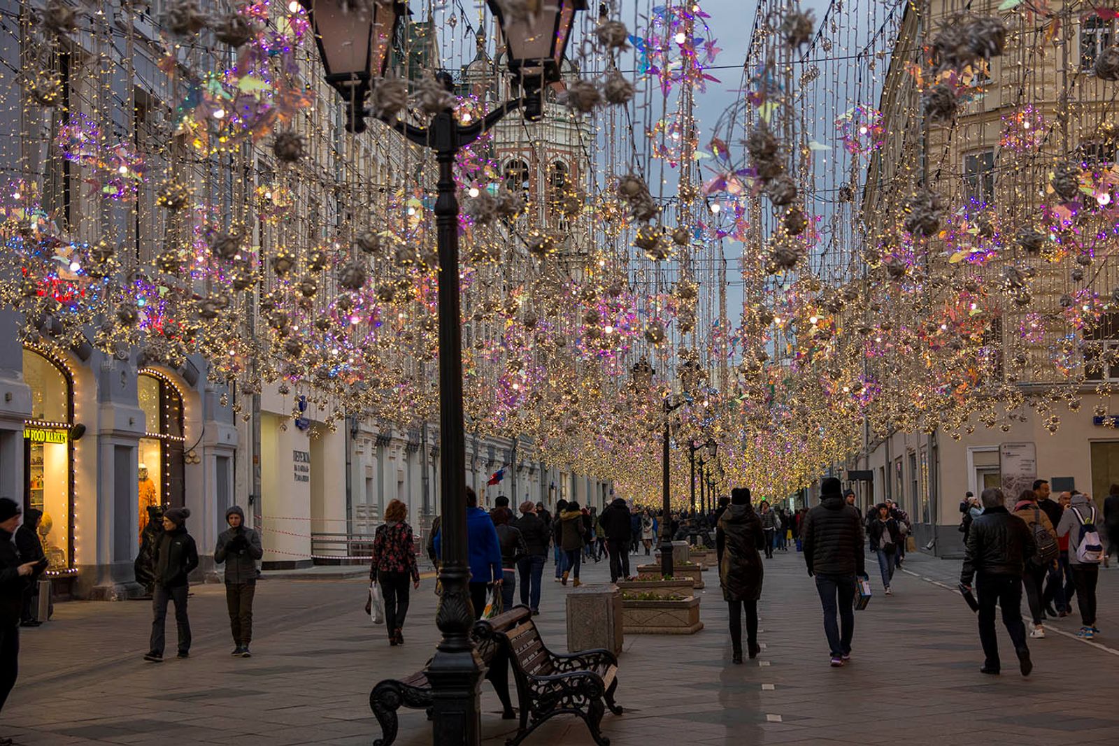 NIKOLSKAYA STREET Situata nel pieno centro di Mosca, via Nikolskaya collega la Piazza Rossa alla piazza Lubyanka, dove…