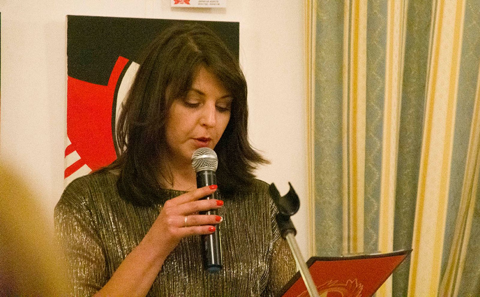 KATERINA KISELVA BRILLANTE CONDUTTRICE DEL VERNISSAGE.