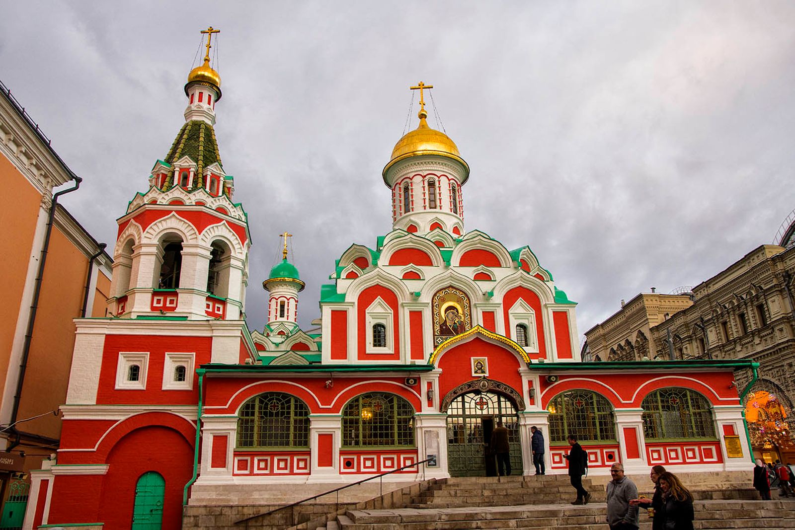 LA CHIESA DI KAZAN Proprio a sinistra dell’ingresso sulla Piazza Rossa, superate le Porte Voskresenskie, vi è…