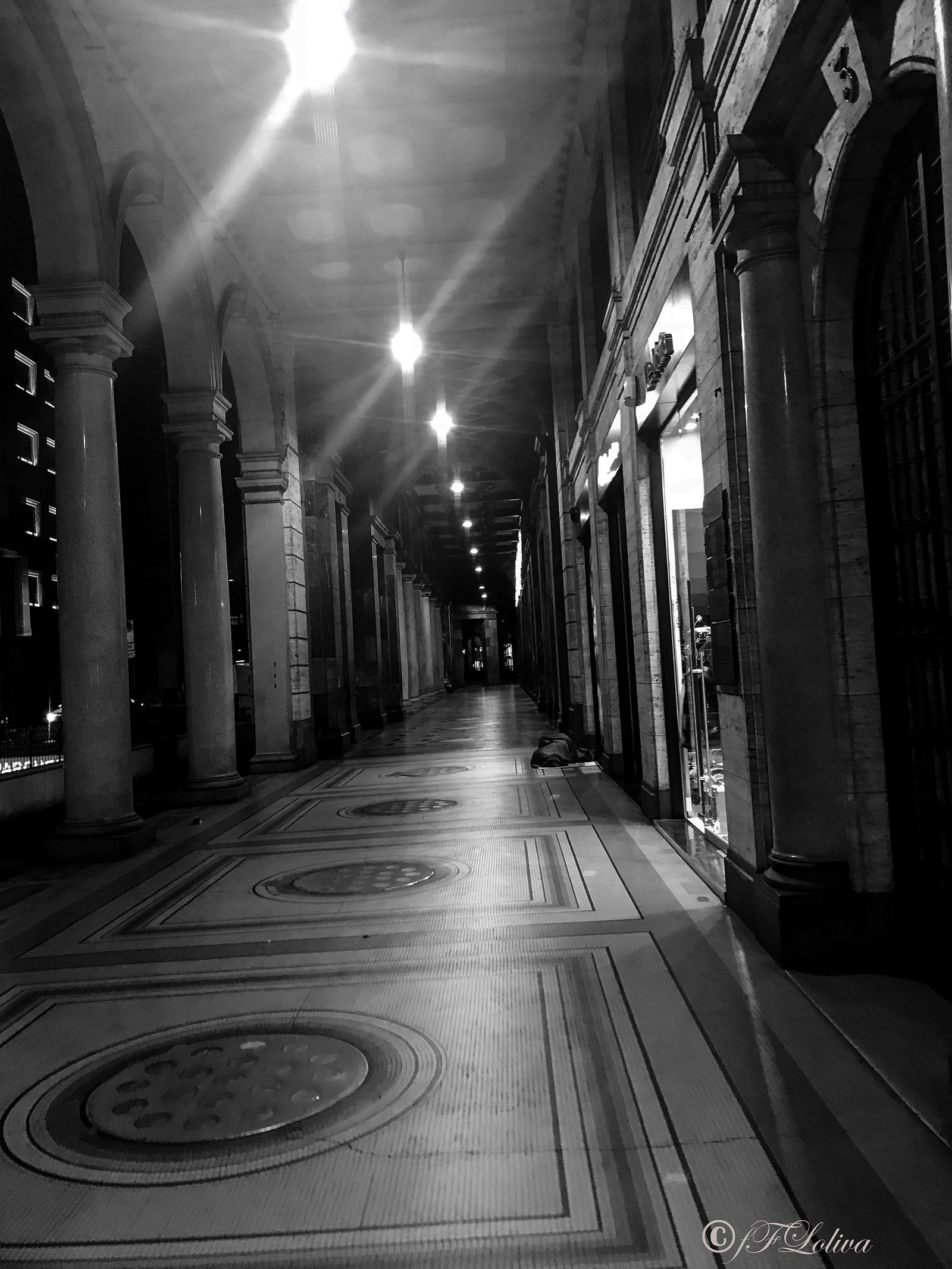 NATALE A MILANO TRA LUCI ED OMBRE — fotografia 7 di Francesco Loliva