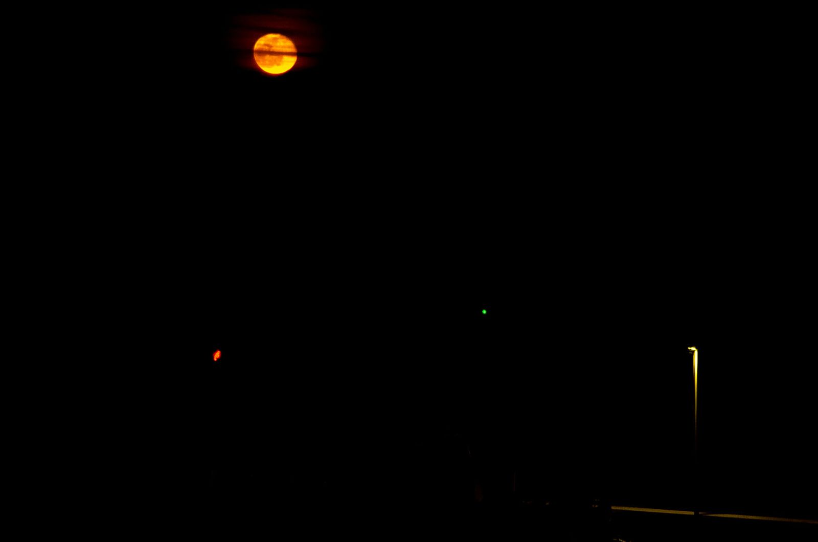 Giochi di luce con luna rossa — fotografia 2 di Francesco Loliva