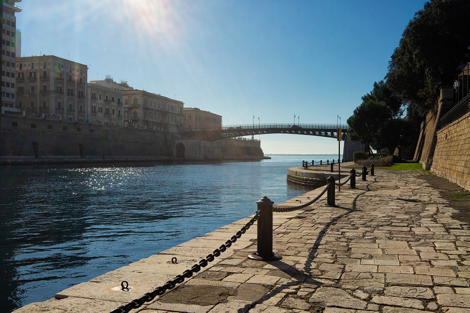 IL PONTE GIREVOLE Il ponte di San Francesco di Paola di Taranto è la struttura che collega l'isola del Borgo Antico con…