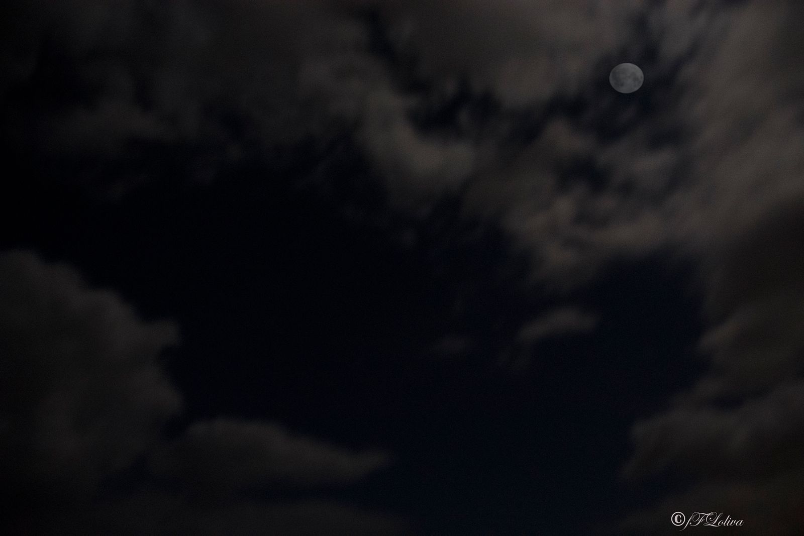 Luna piena tra le nuvole — fotografia 3 di Francesco Loliva