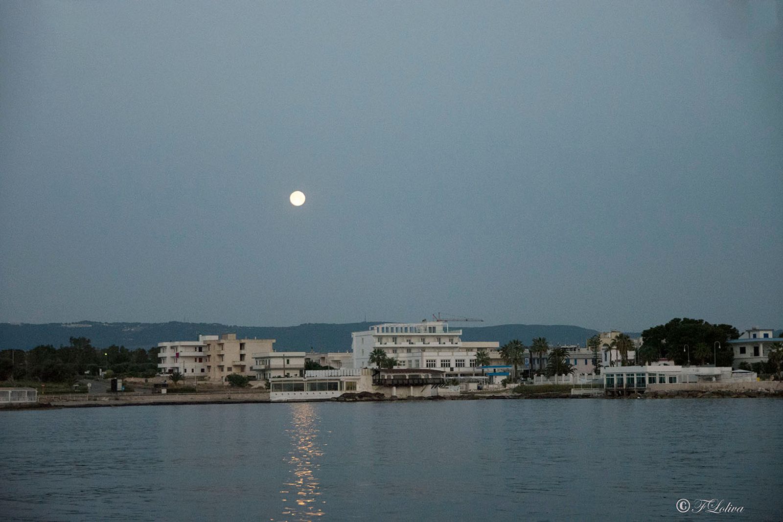 è facile poter avere delle immagini suggestive come Savelletri illuminata dalla luna piena