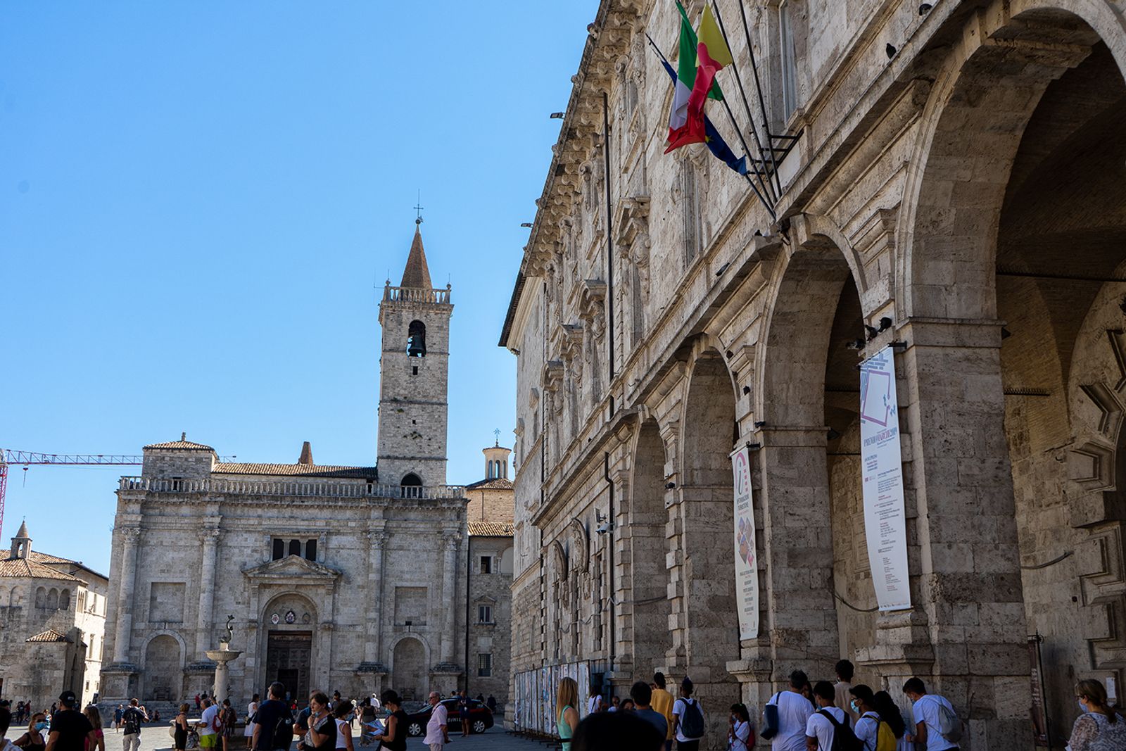 La cattedrale di Sant'Emidio in piazza Arringo Questa piazza in epoca romana era la sede di uno dei fori romani ed il…