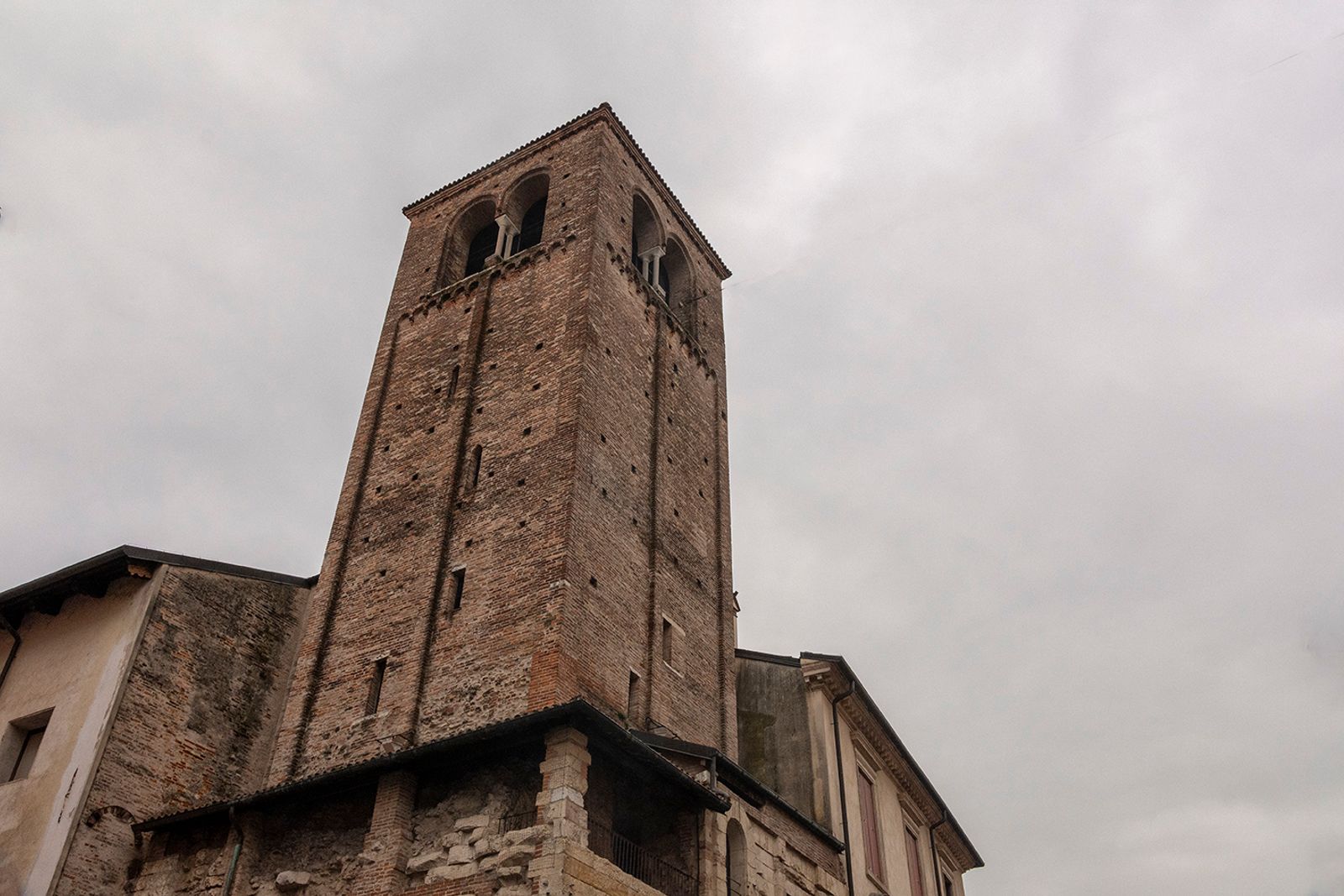 CAMPANILE DEL DUOMO di poco staccato dalla chiesa e posizionato all'altro lato della strada che costeggia il fianco…