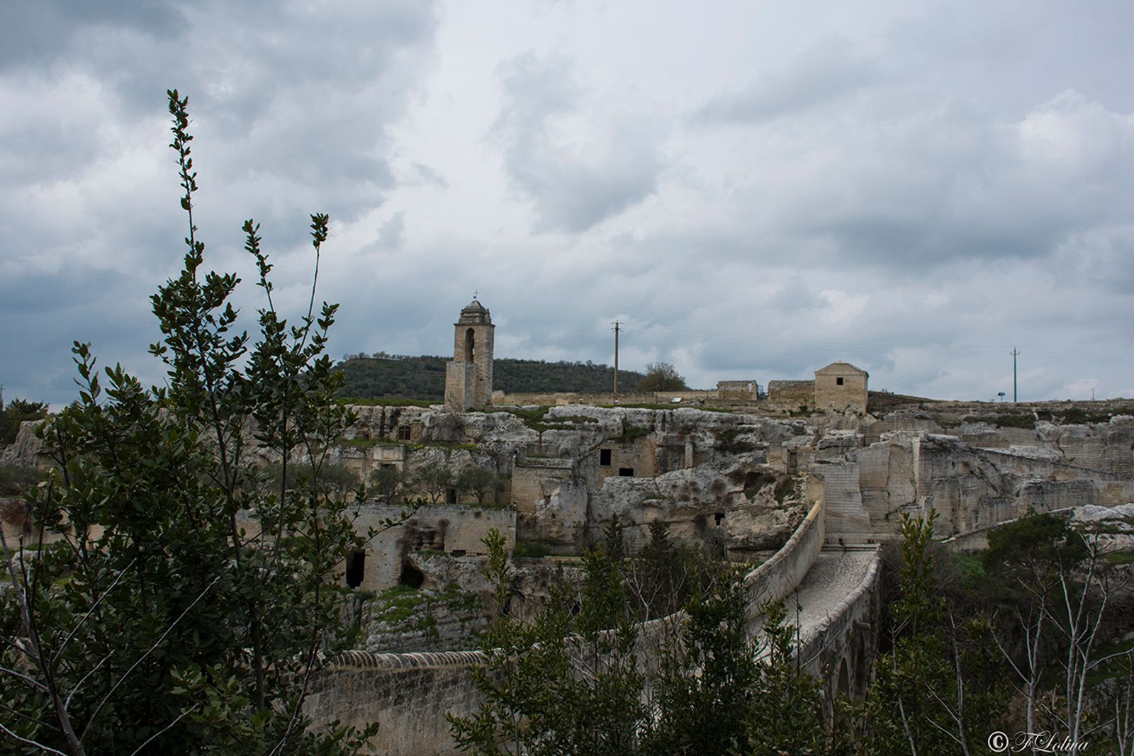 Il ponte viadotto Orsini con la chiesa rupestre Madonna della Stella
