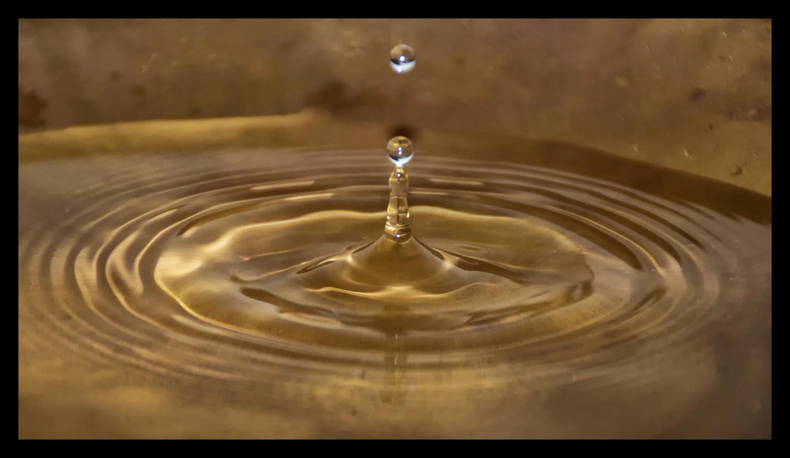 GOCCIA D'ACQUA Quello che facciamo è solo una goccia nell’oceano, ma l’oceano senza quella goccia sarebbe più piccolo.…