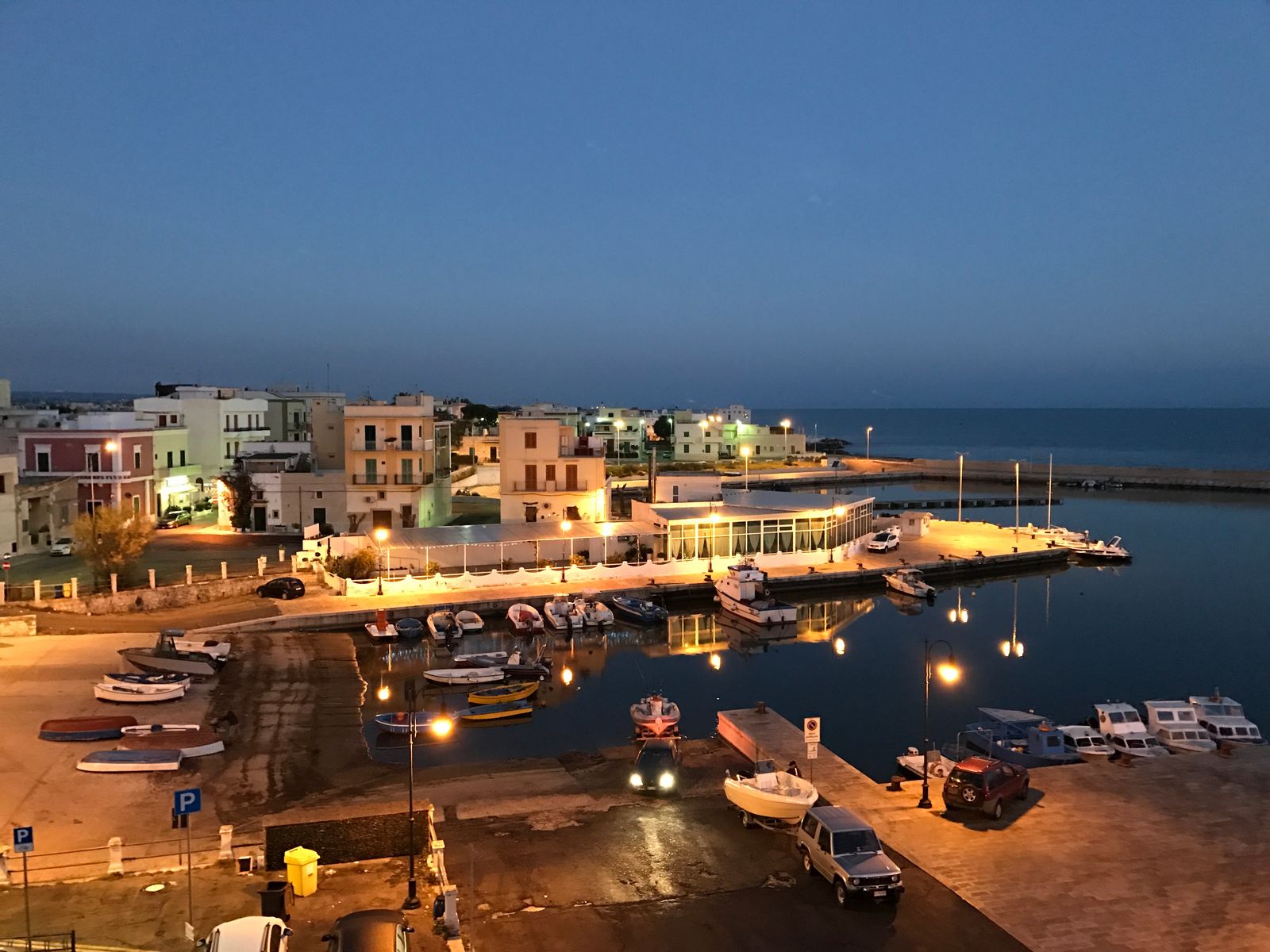 IL PORTO: Ciò che conta di fronte alla libertà del mare non è avere una nave, ma un posto dove andare, un porto, un…