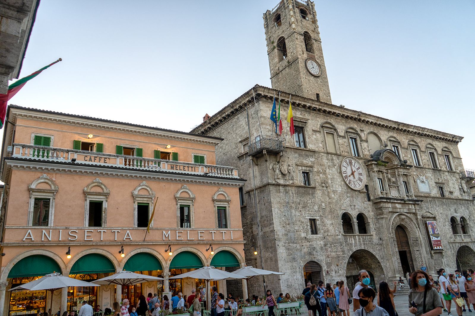 Il Caffè Meletti, locale storico della città in piazza del Popolo