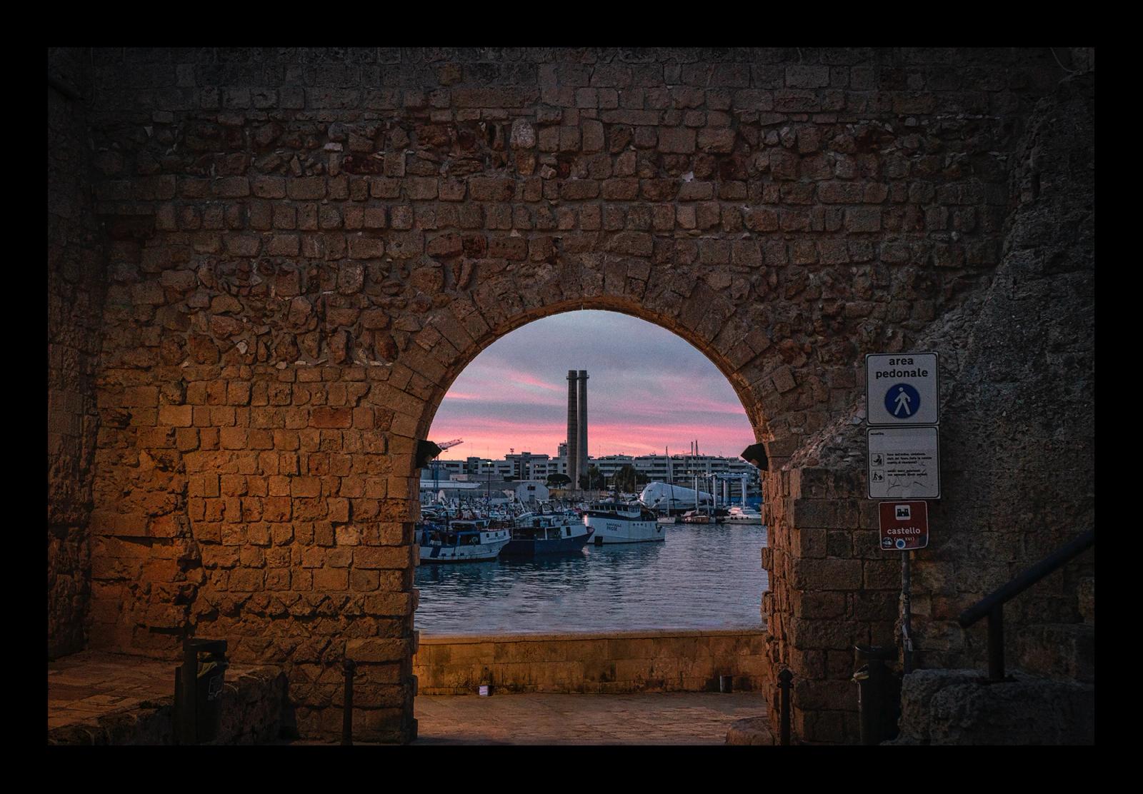 LA MARINA -MONOPOLI#2 Monopoli è una città ricca di antiche chiese, grandi e piccole, che fanno breccia dalle tante…