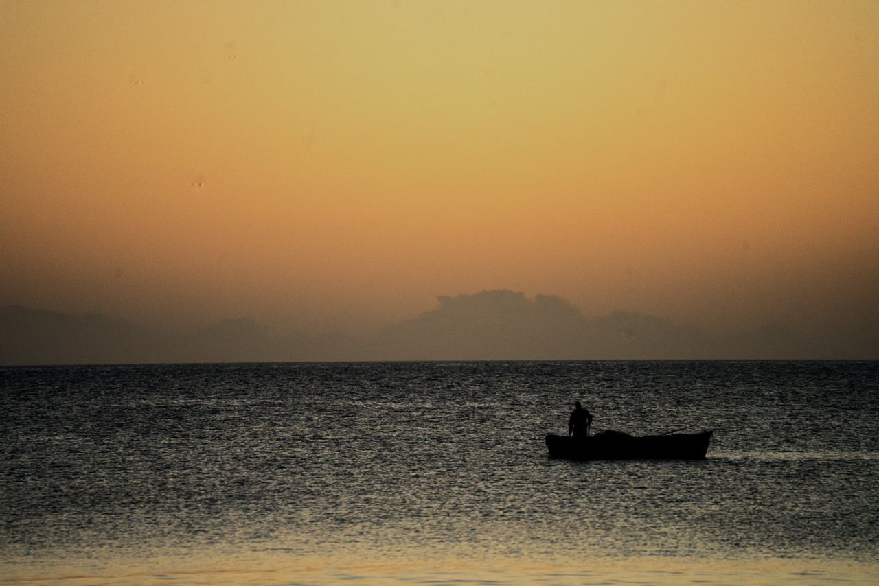 IL MARE SI SVEGLIA PRIMA DI NOI