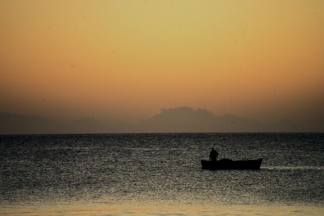 IL MARE SI SVEGLIA PRIMA DI NOI