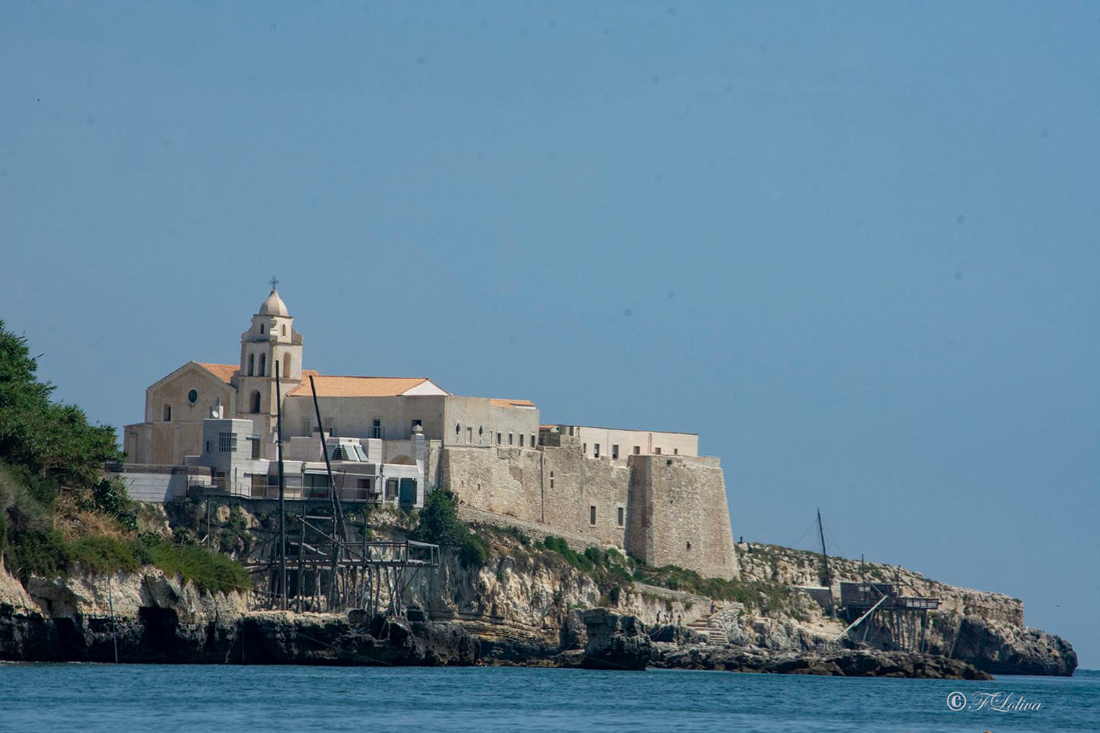 PUNTA SAN FRANCESCO La piccola penisola è l’estremità del roccione su cui sorge il quartiere medioevale, abitata fin da…