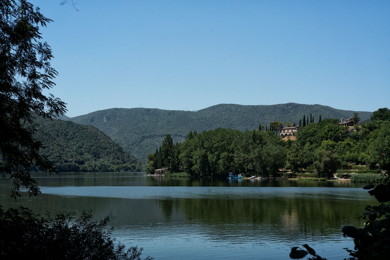 PIEDILUCO - IL LAGO Situato all'estremità sud dell'Umbria, al confine con il Lazio, stretto tra i monti Luco e Caperno,…