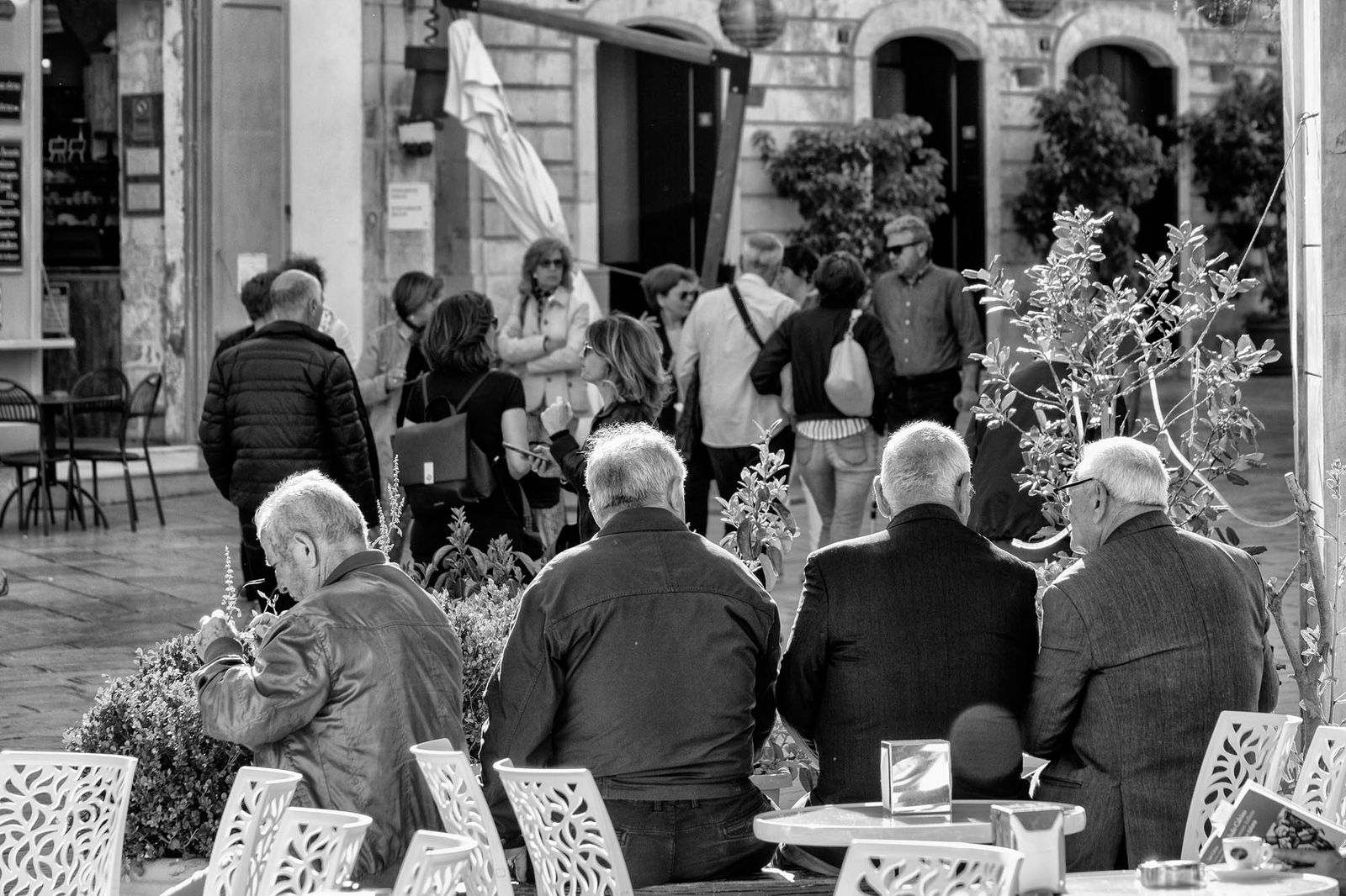 ERAVAMO QUATTRO AMICI AL BAR OPERA ESPOSTA ALLA BIENNALE DI MILANO 2019