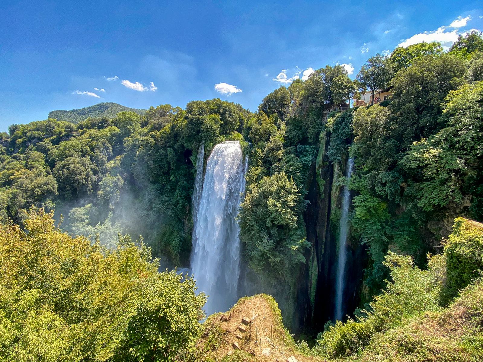 CASCATA DELLE MARMORE La cascata delle Marmore è formata dal Velino nei pressi di Terni (a circa 7 km dal capoluogo di…