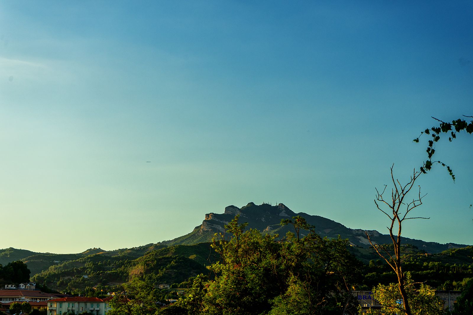 Il monte Ascensione visto dal ponte Maggiore