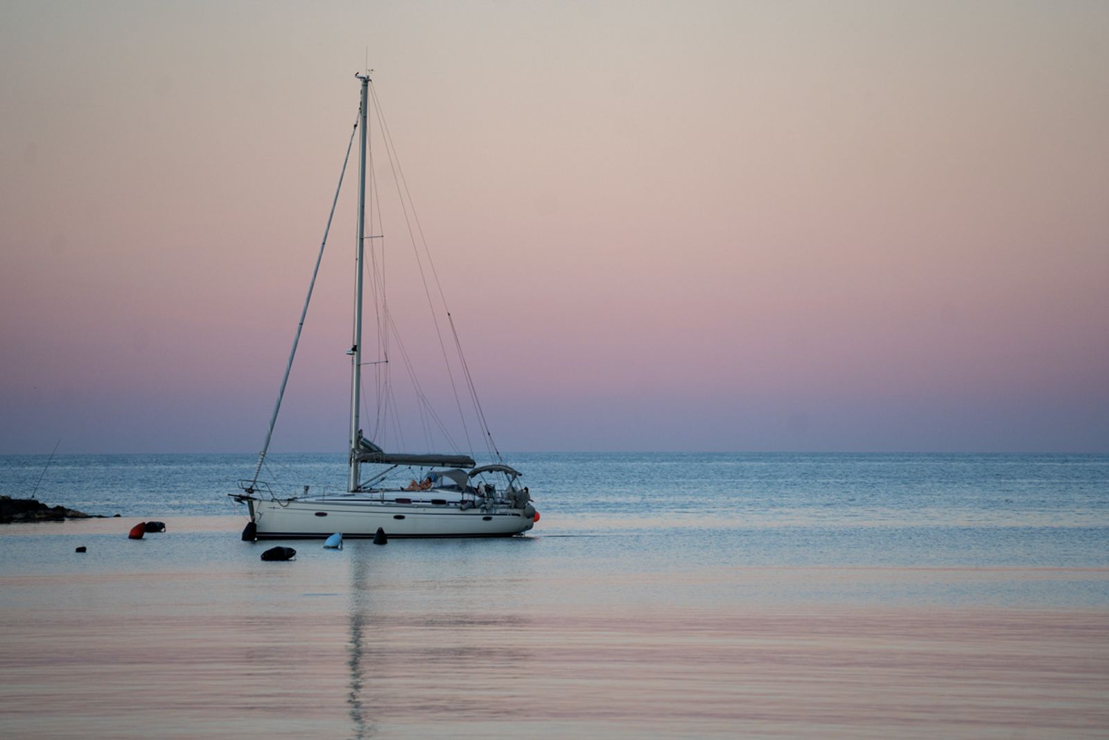 BARCA A VELA IN RADA — fotografia 4 di Francesco Loliva