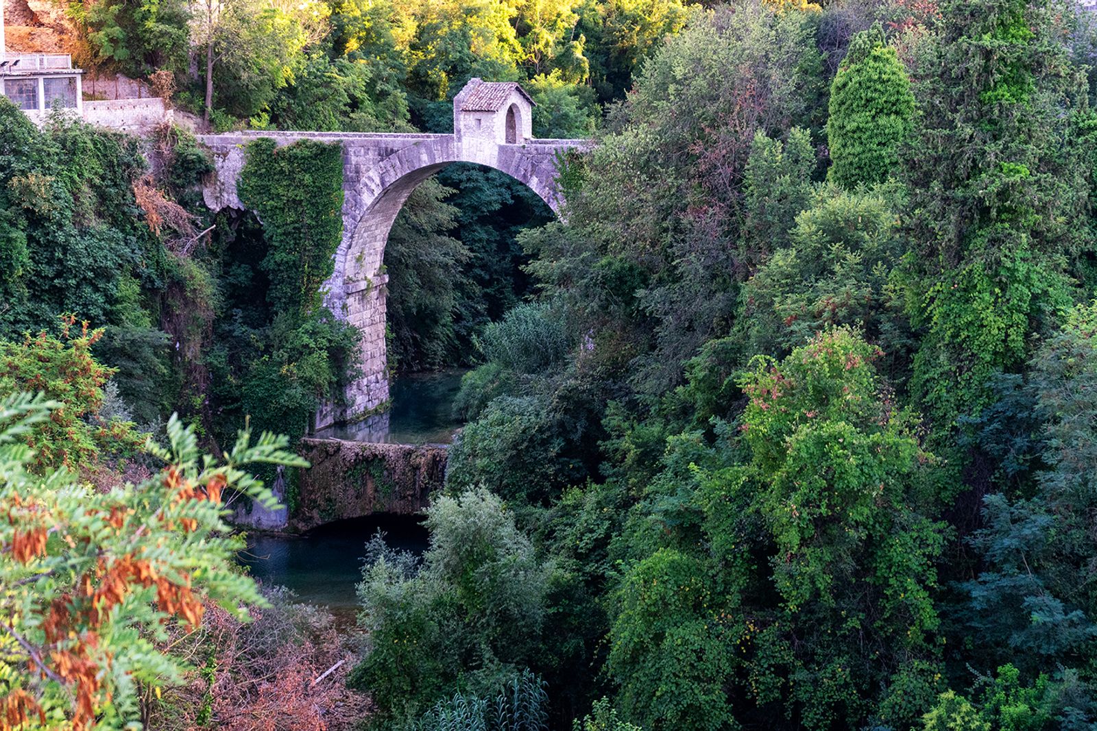 PONTE DI CECCO conosciuto anche come Ponte del Diavolo, che si distingue con il suo candido travertino tra il verde…