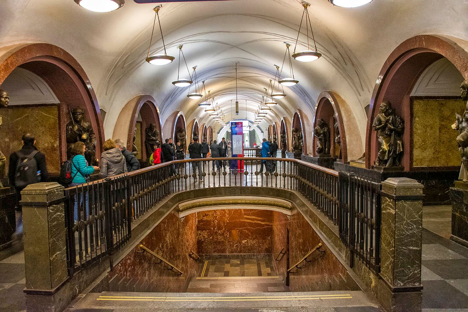 LA METROPOLITANA (ALCUNE STAZIONI) Uno dei simboli incontrastati di Mosca, la rete della metropolitana cittadina, oltre…
