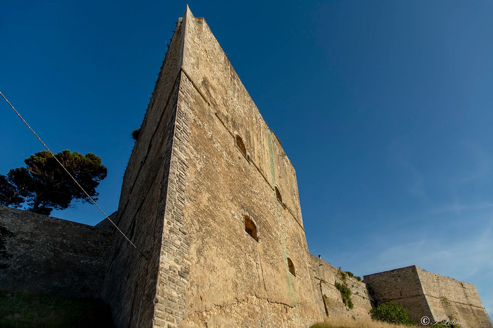 IL CASTELLO Il castello svevo di Vieste sorge al margine del centro storico, su una rupe a strapiombo sul mare che…
