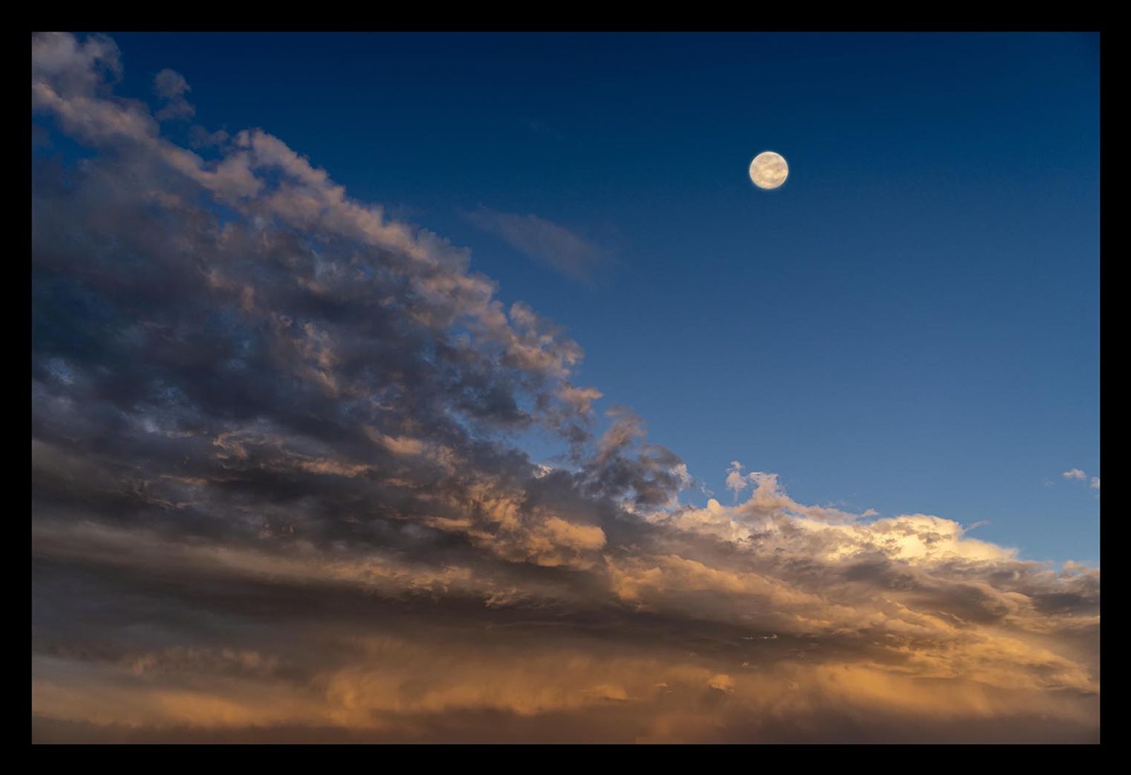 NUVOLE A MARE E LUNA PIENA