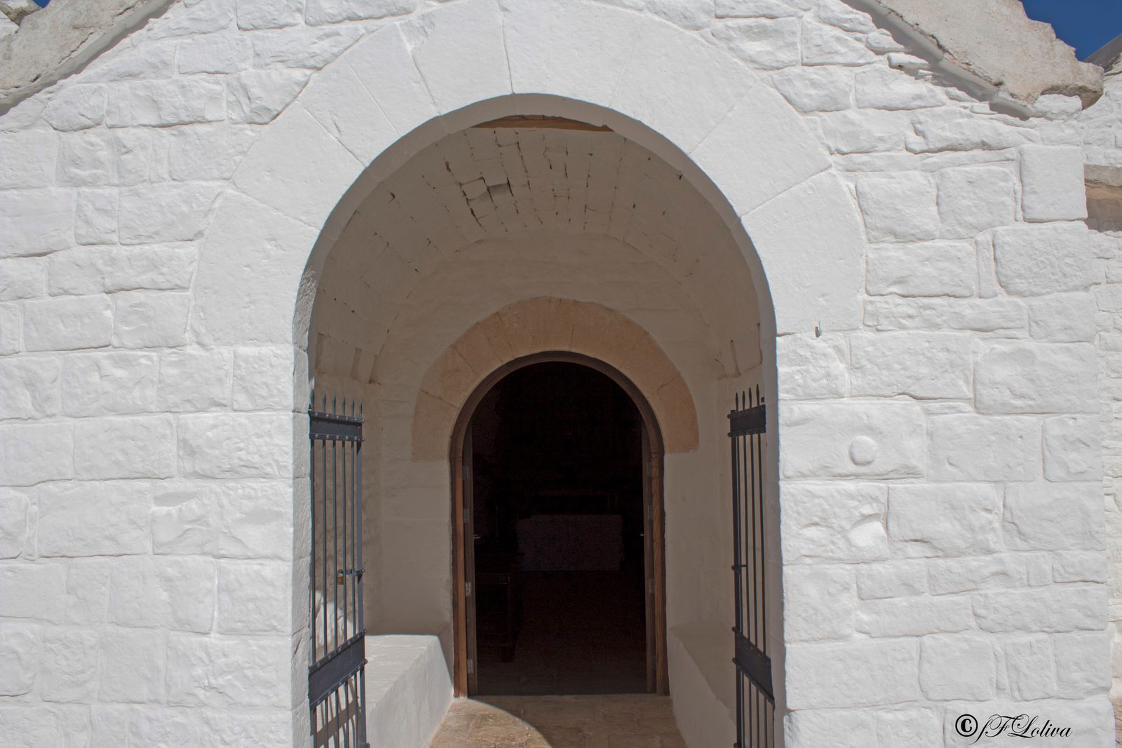 L'interno della basilica è formato da una navata centrale e due laterali che comunicano tra loro attraverso archi a…