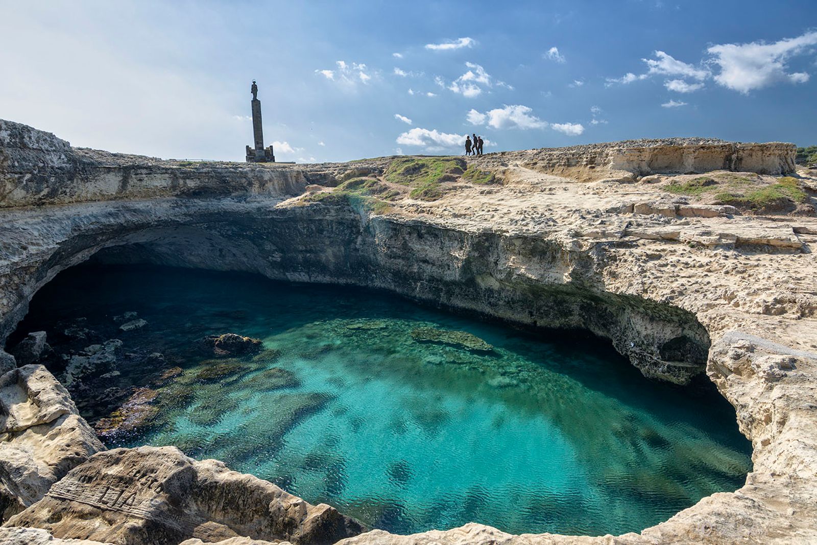 LA GROTTA DELLA POESIA La Grotta della Poesia – La Storia Si narra che una bellissima principessa amasse fare il bagno…