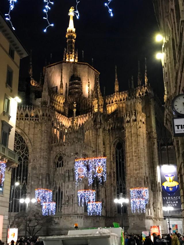 NATALE A MILANO TRA LUCI ED OMBRE