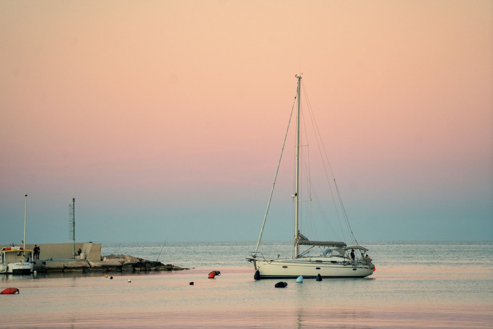 BARCA A VELA IN RADA — fotografia 3 di Francesco Loliva